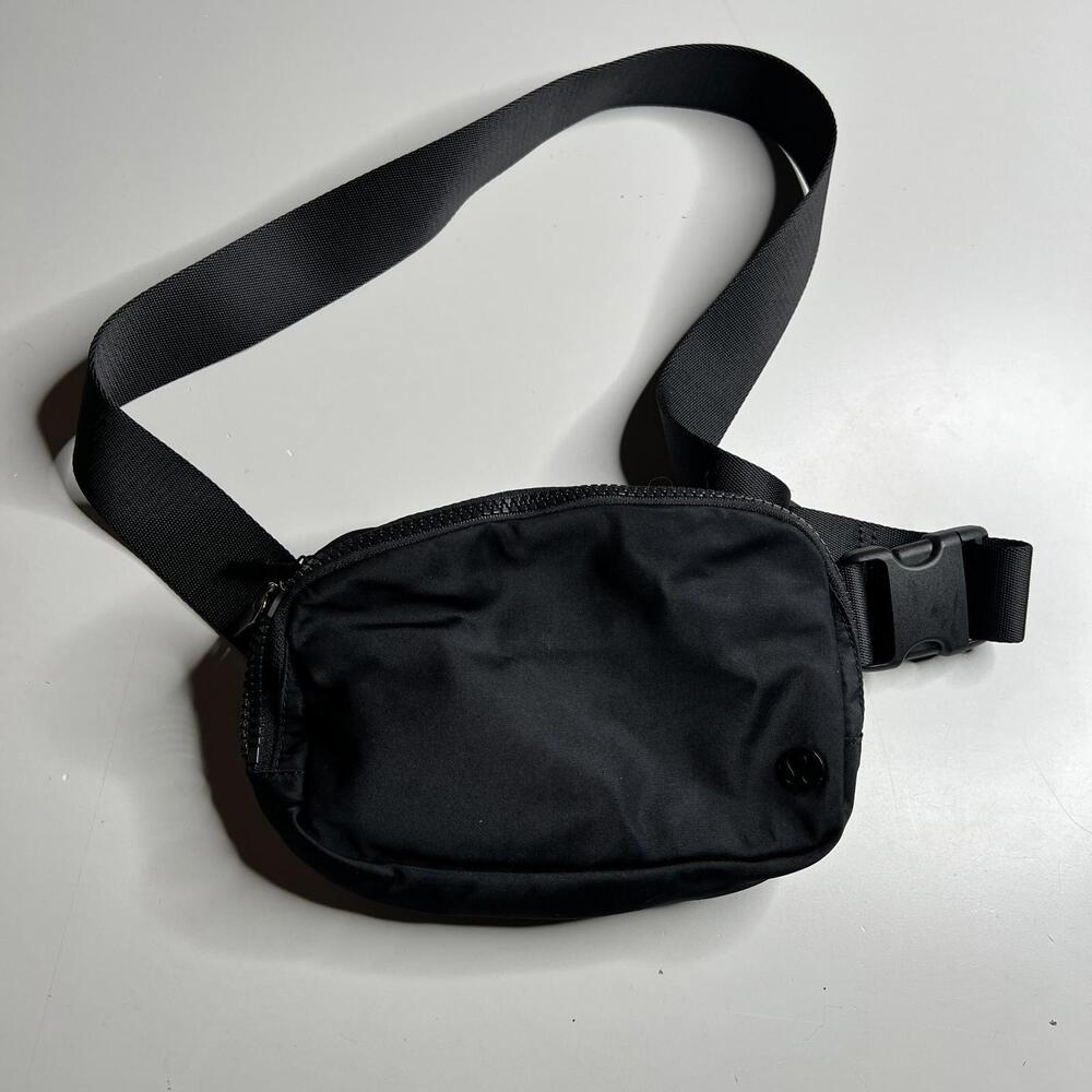 lululemon Everywhere Belt‎ Bag Black Waist Crossbody Sling Unisex